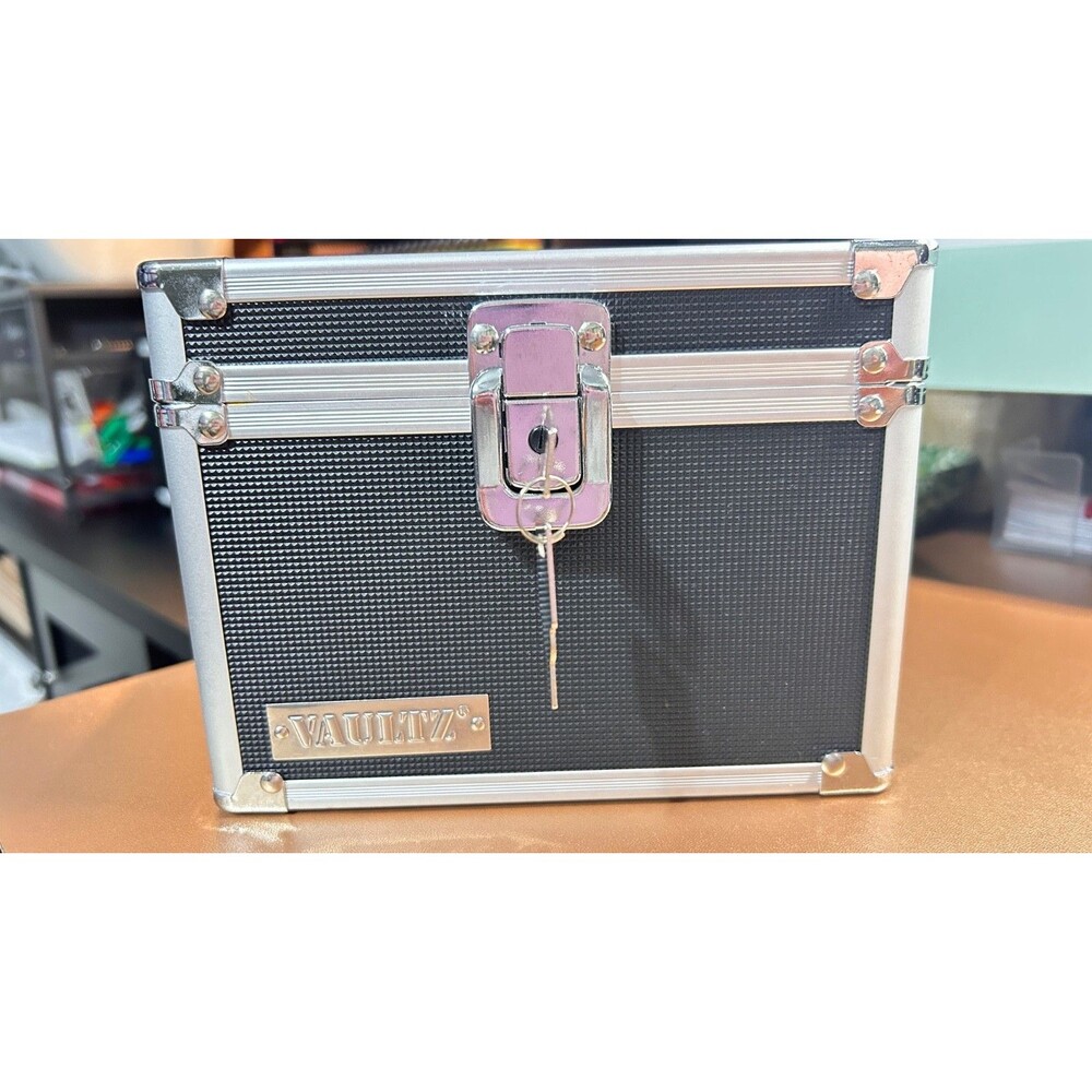Vaultz Locking Card File with Flip Top Holds 4'X 6" Cards with 2 Keys
